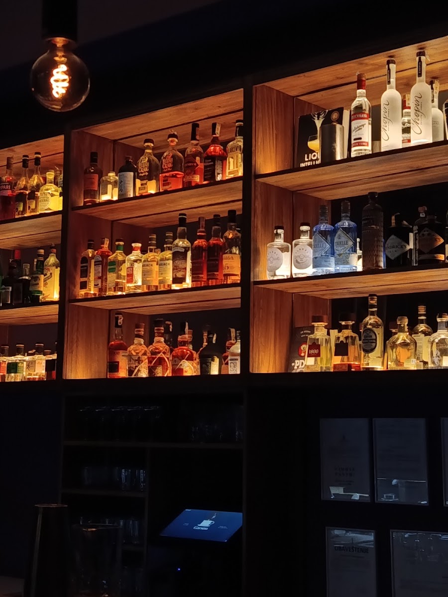 Ljiljan cocktail bar — fotografija