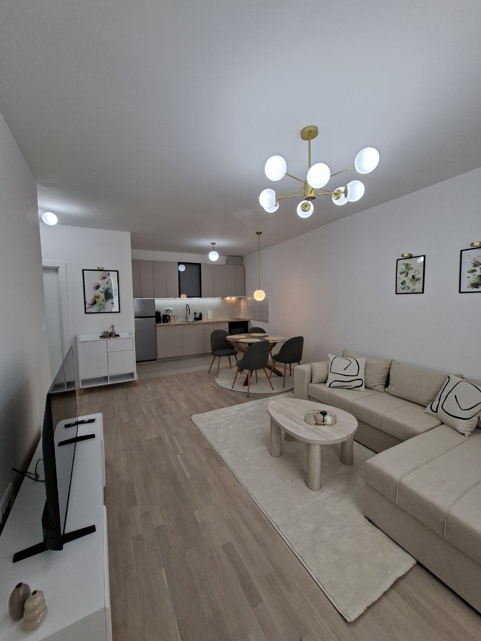 🏡 СДАЁТСЯ НОВАЯ, ПОЛНОСТЬЮ МЕБЛИРОВАННАЯ КВАРТИРА В САЛАЙКЕ, НОВИ-САД — 45 м² ✨ ОТЛИЧНОЕ РАСПОЛОЖЕНИЕ | ЛИЧНОЕ ПАРКОВОЧНОЕ МЕСТО Сдаётся совершенно новая, современная, полностью меблированная и оборуд — фото