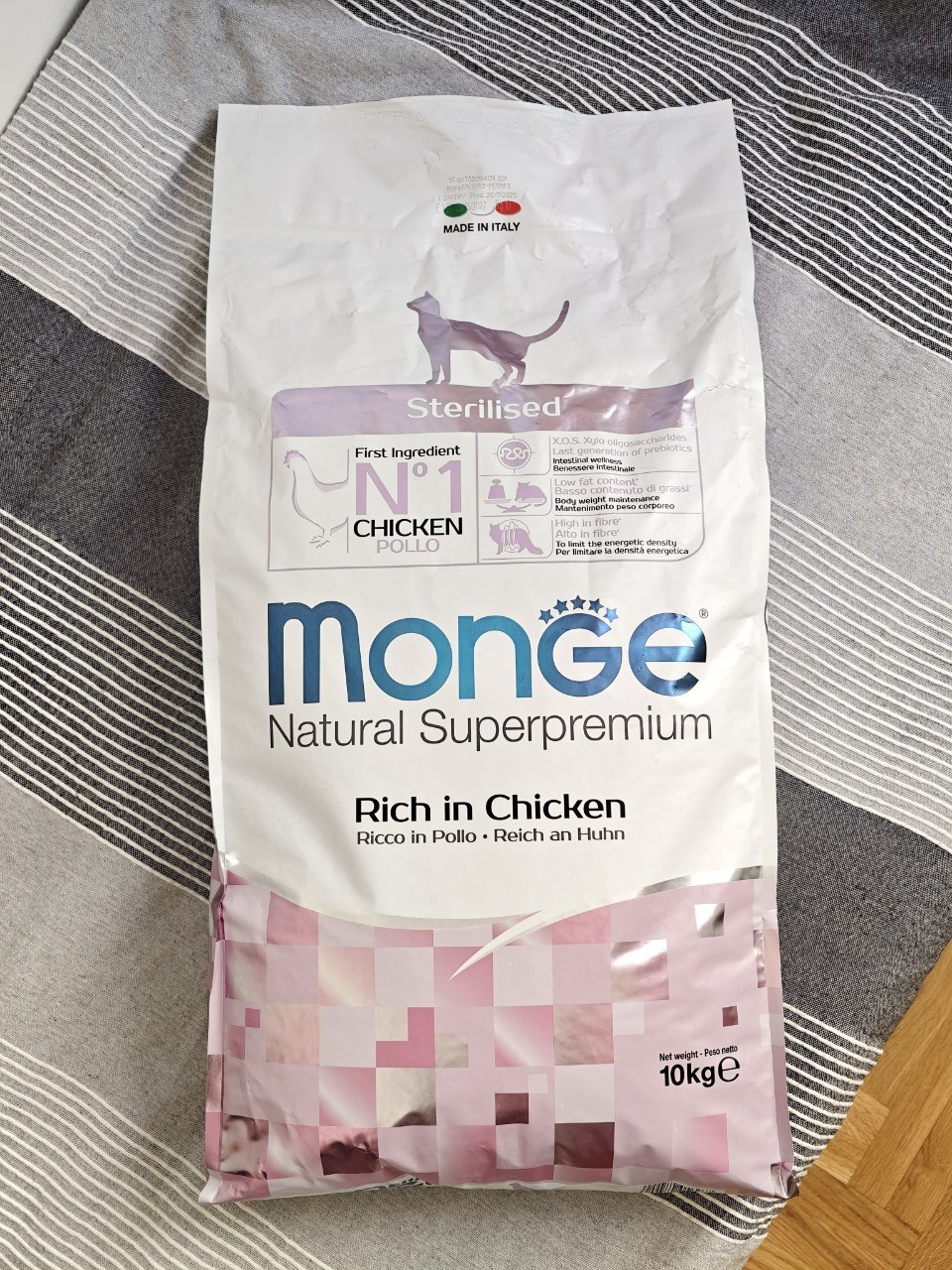 1) Сухой корм для стерилизованных кошек Monge Sterilised Chicken 10 кг. — фото