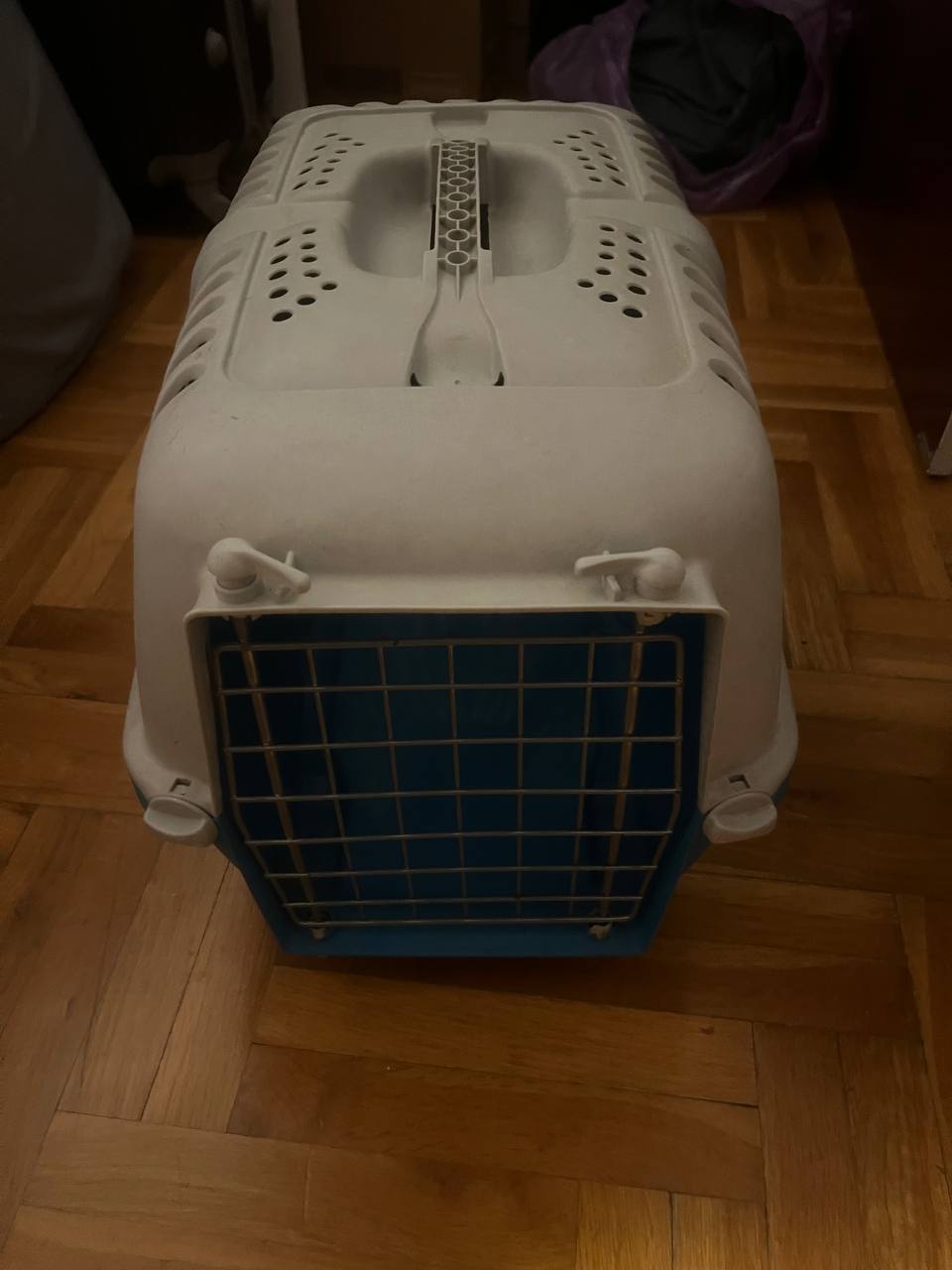Selling a rigid pet carrier. — photo