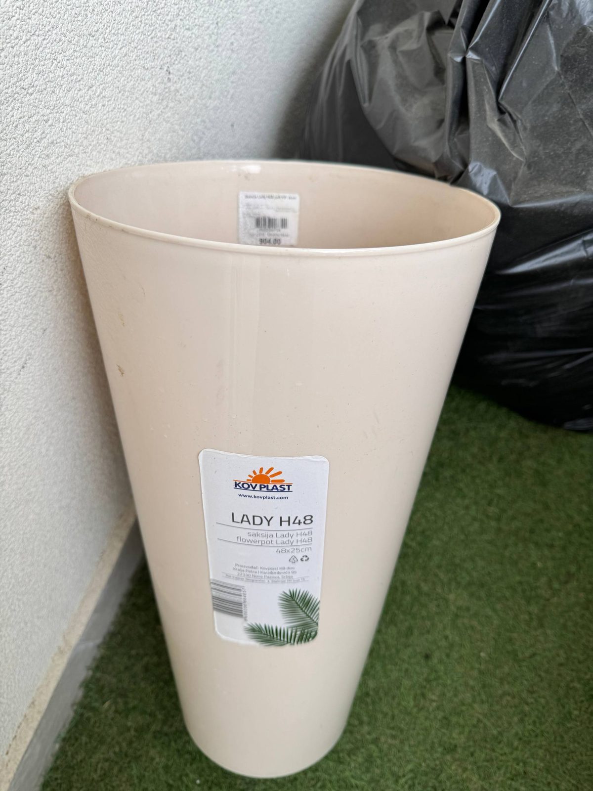 Tall beige plastic planter, 500 RSD — photo