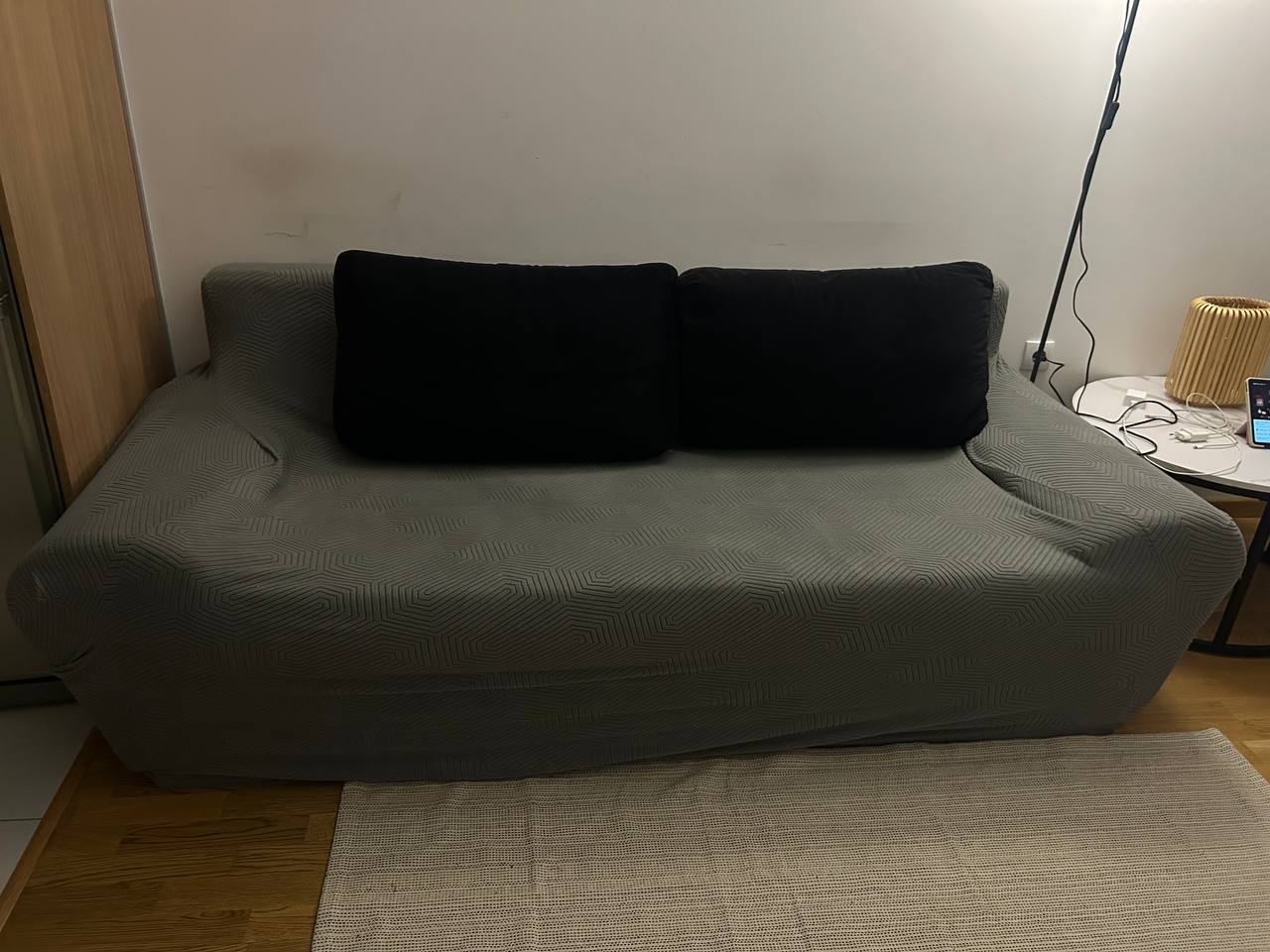 Продам диван с чехлом Раскладывается, спальное место ~ 150х220 Чехол делали на заказ, так как есть остатки экокожи, которая без чехла немного крошится 8.000 динар Самовывоз с Кральевича Марка — фото
