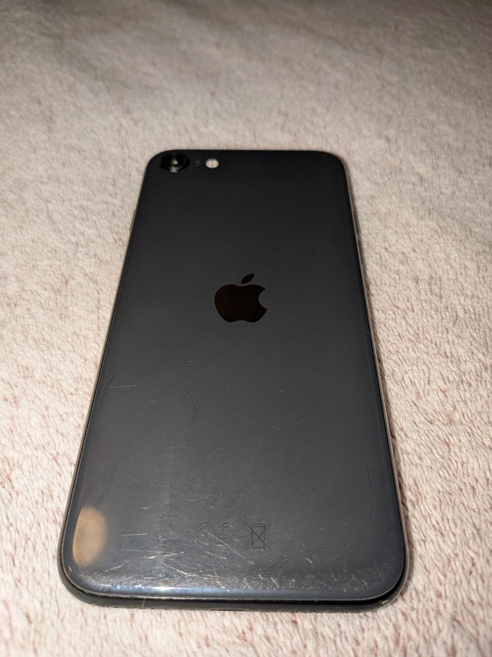 продам iPhone SE 2 (2020) 83%, 64гб, версия с сим и есим есть несколько глубоких царапин 85 евро, торг уместен детелинара — фото