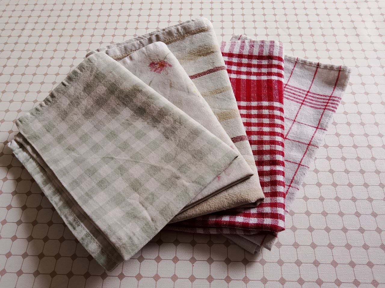 1 used towels - 300 din 2 rug 70*50 - 400 din 4 rug 90*55 - 400 din 6 tablecloth diameter 140 - 300 din Railway station, Center — photo