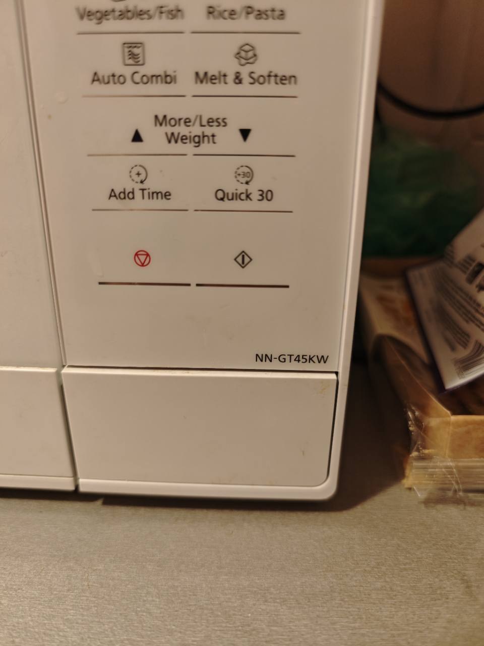Большая микроволновка с грилем Panasonic NN-GT45KW Вместительная инверторная микроволновка Panasonic NN-GT45KW объёмом 31 литр. — фото