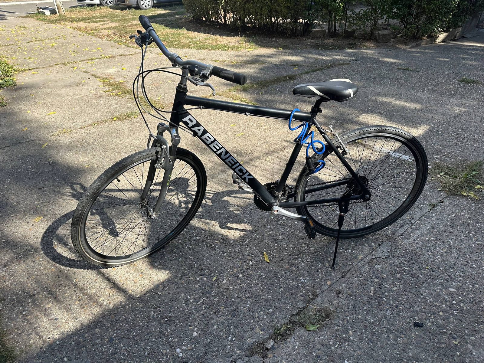 Selling a bike in good condition, suitable for adults and teenagers, complete with lock and pump! — photo