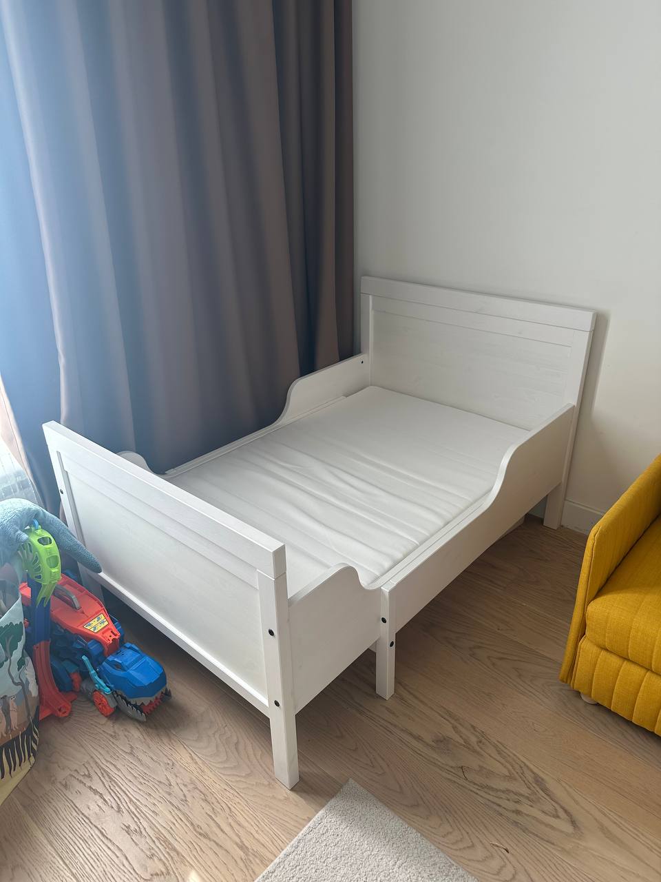 Продам комплект: раздвижная детская кровать IKEA SUNDVIK + матрас IKEA NATTSMYG (80x200 см) Покупали год назад новым в ИКЕА, всё в отличном состоянии. — фото
