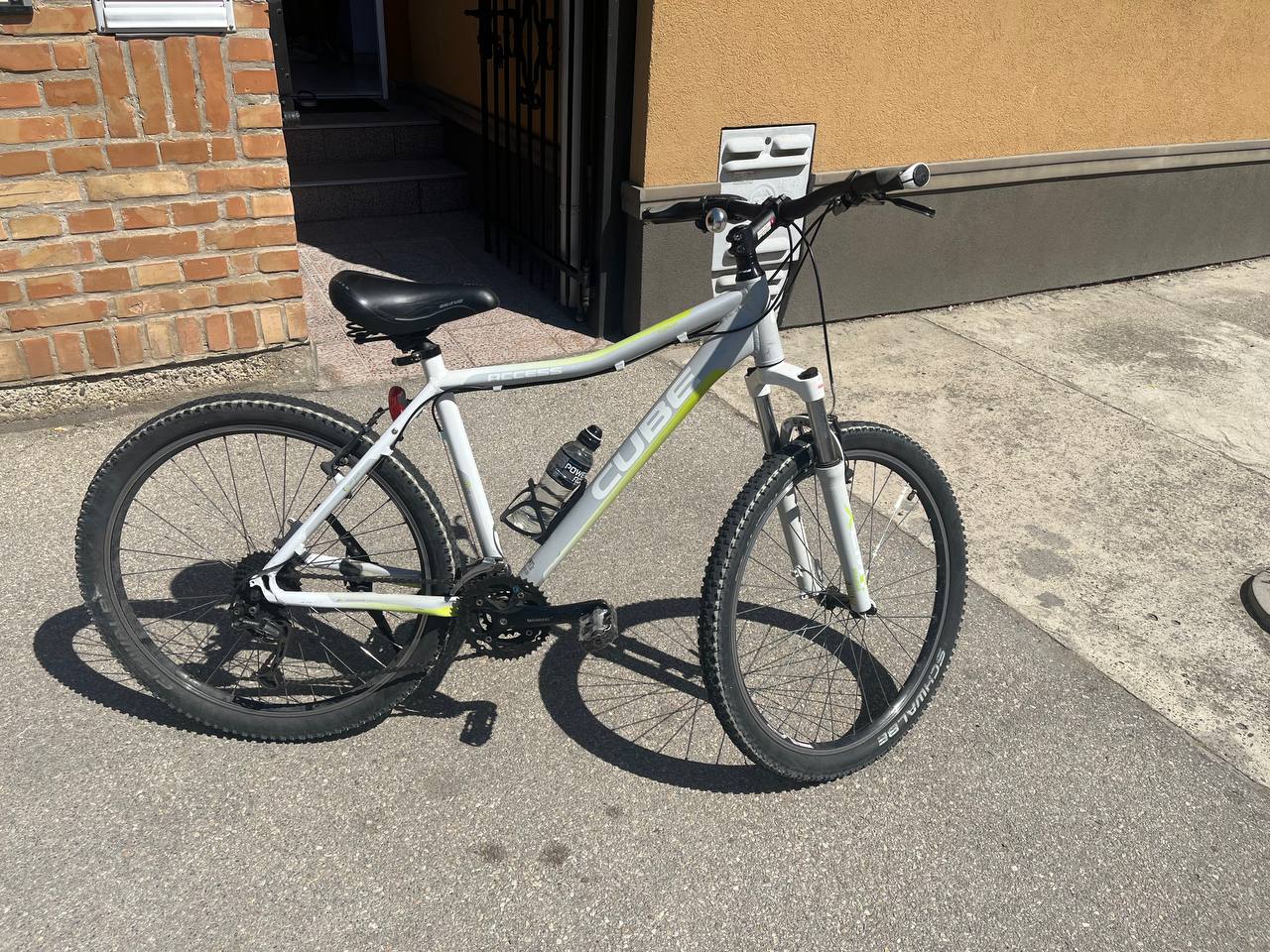 Selling a mountain bike of the German brand Cube Access. — photo
