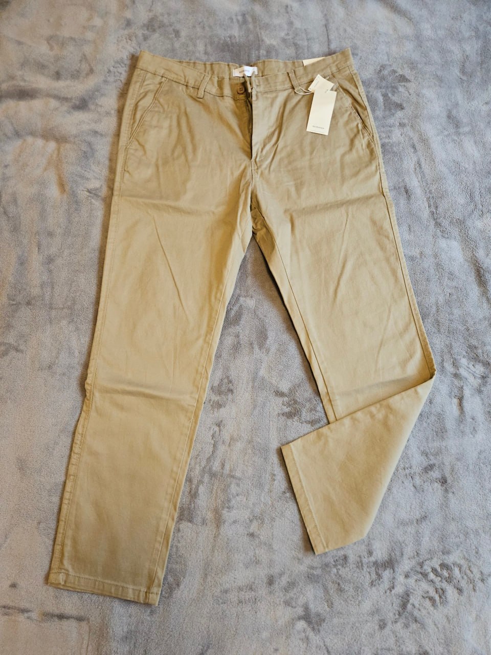Мужские джинсы и брюки размера примерно W34 H32 / 54 RUS / 98–102 см / L–XL: - Песочные брюки прямые Reserved новые 1500 rsd - Молочно-белые джинсы прямые Zara 1000 rsd - Темно-синие джинсы прямые Qui — фото