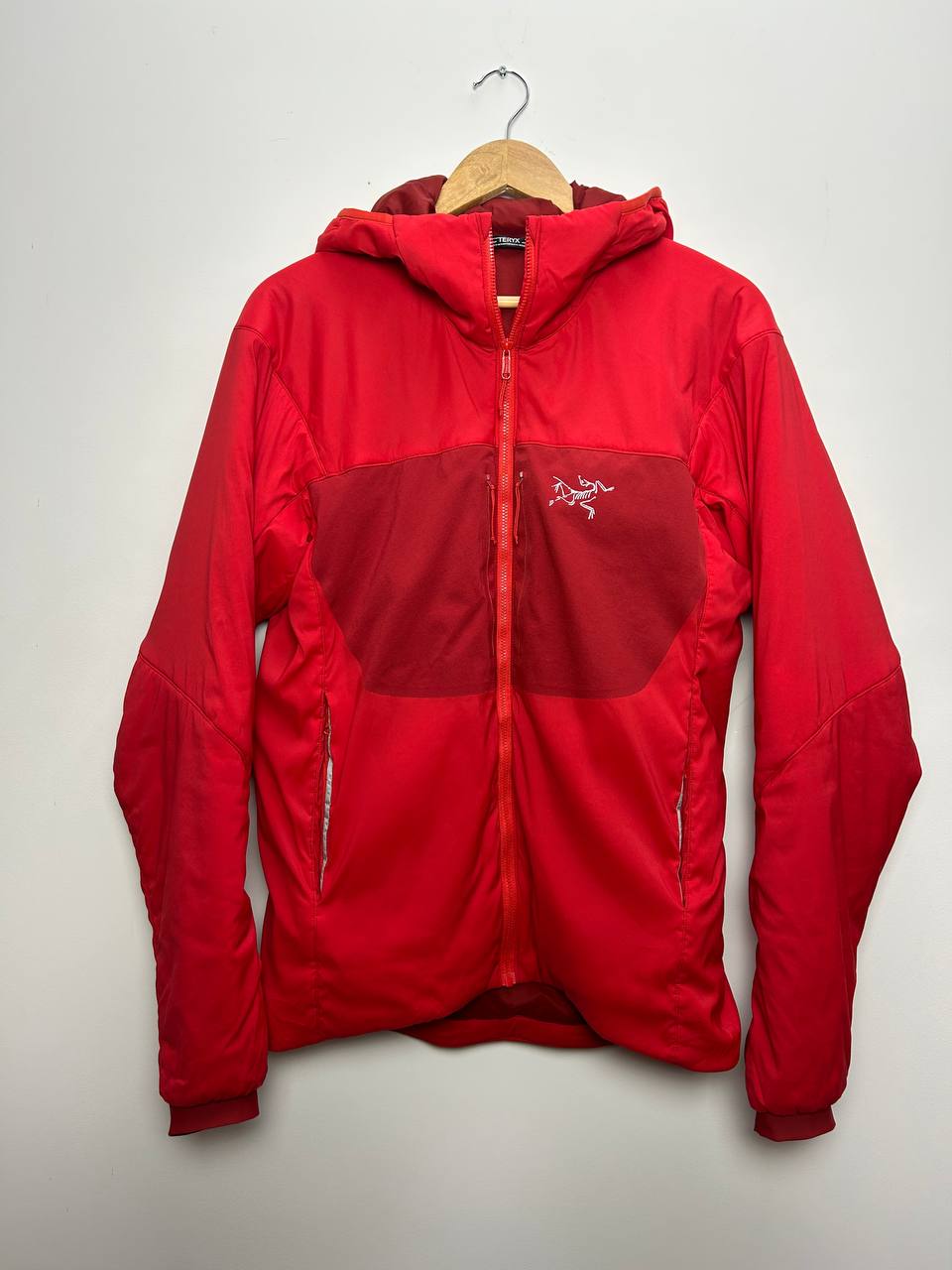 Продам куртку Arc'teryx Proton FL Hoody, отличное состояние 7000 динар Двусторонняя куртка K-Way Claude, отличное состояние 3000 динар Пиджак Ermenegildo Zegna made in italy ,отличное состояние, разме — фото