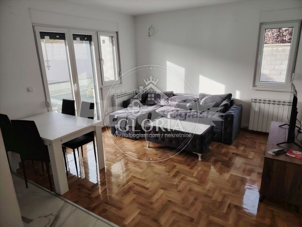 Сдаётся 2,5-комнатная квартира в Белграде Opština Surčin - Ledine 👉 Площадь: 52 м² 👉 Этаж: партер 👉 гостиная + спальня + кабинет 👉 с мебелью 👉 центральное отопление 👉 свободна сразу 👉 для некурящих 👉 — фото