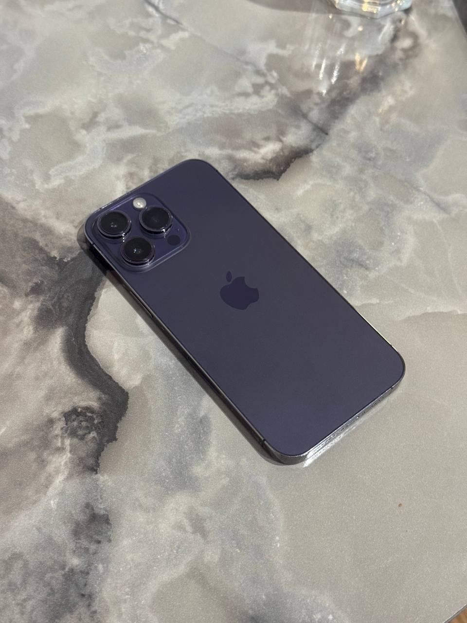 Продаю iPhone 14 Pro Max 256 Гб, состояние хорошее, есть потертости на корпусе. — фото