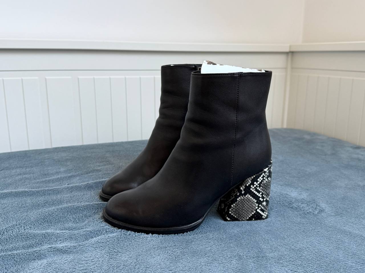 Ankle boots Respect made of genuine leather in excellent condition (worn a little), inside with slight insulation Size 37 Look beautiful on the foot 2500 dinar Pick up in Dorchol — photo