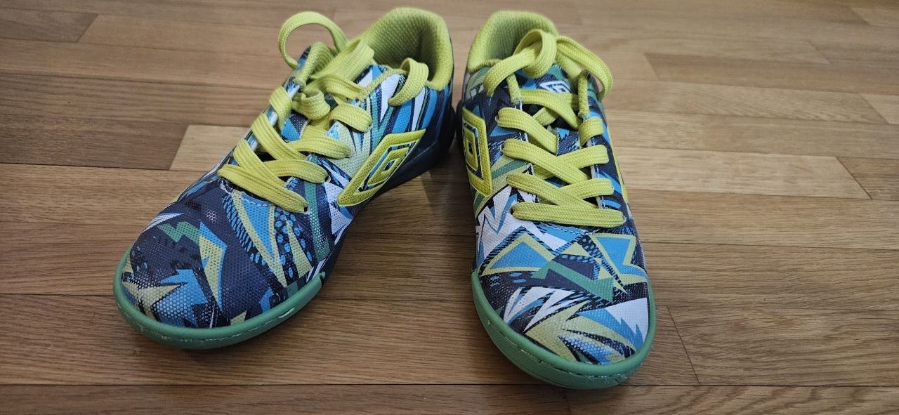 Детские кроссовки для футбола umbro 500 din. — фото