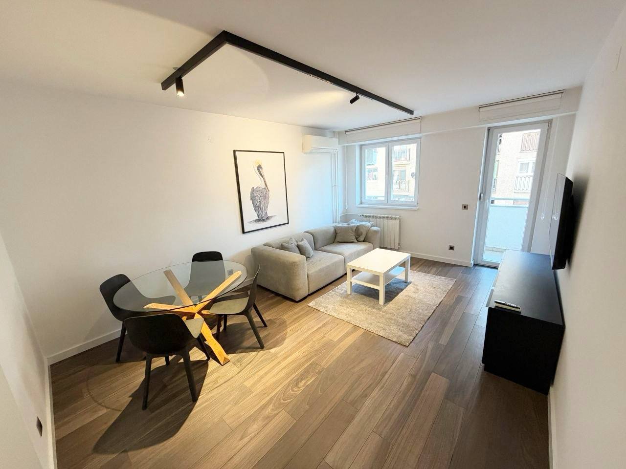 Сдача двухкомнатной квартиры в Савски Венац, 55м², 1300€ — фото