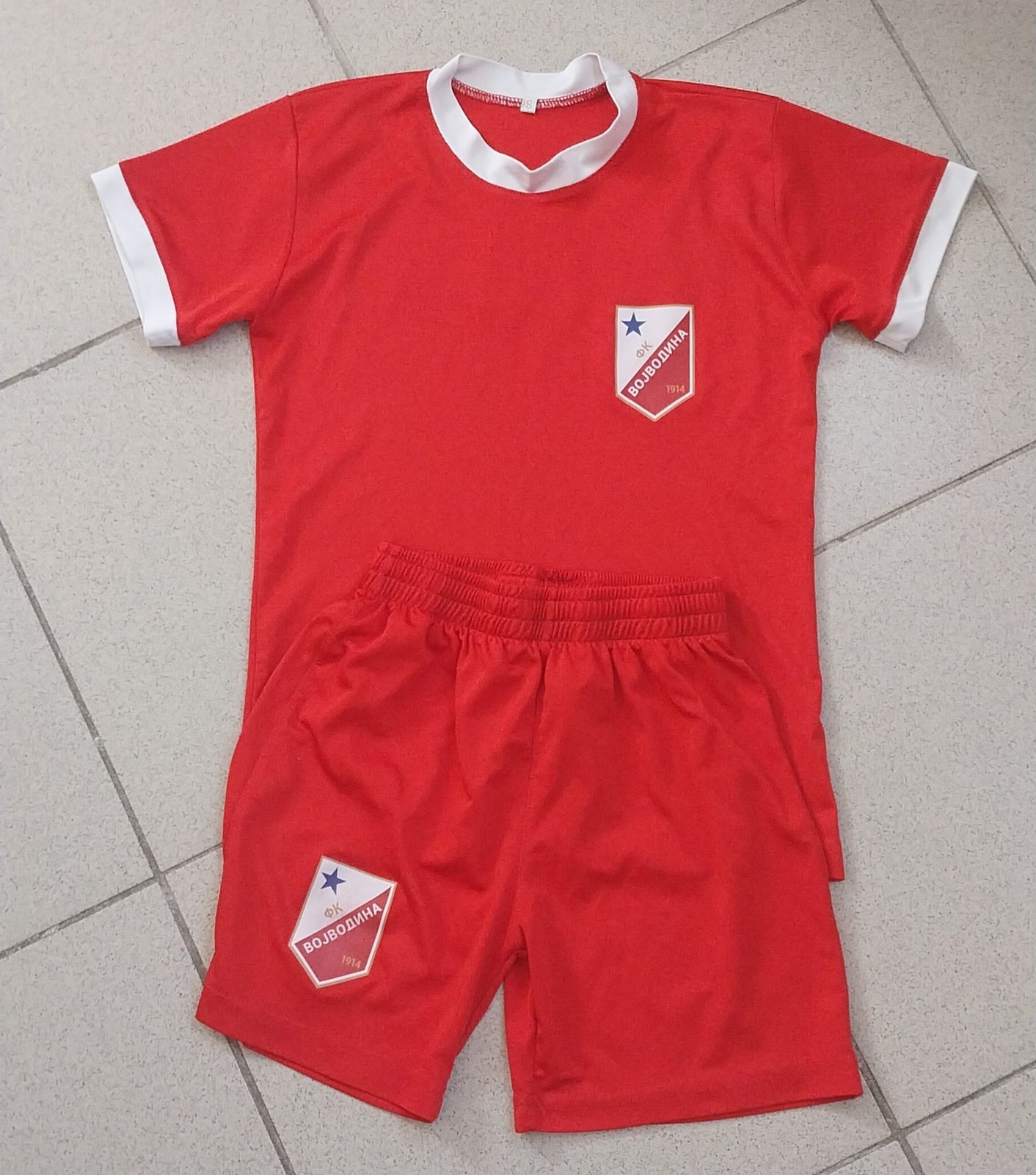 I am selling Vojvodina training uniforms: T-shirt + shorts (set) for 8 years white/blue/red - 1000 per set or 2 500 for all three. — photo