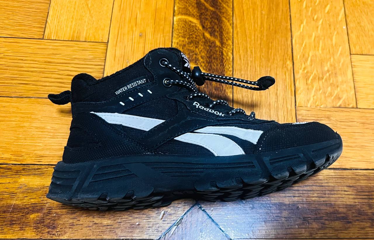 Кроссовки Reebok Water Resistant, размер 34 Детские кроссовки Reebok с водоотталкивающим покрытием. — фото